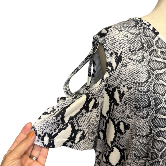 Adreamly Plus Size Snake Print Cold Shoulder Knit Top. Black White Size 2X #1501 - Picture 5 of 6